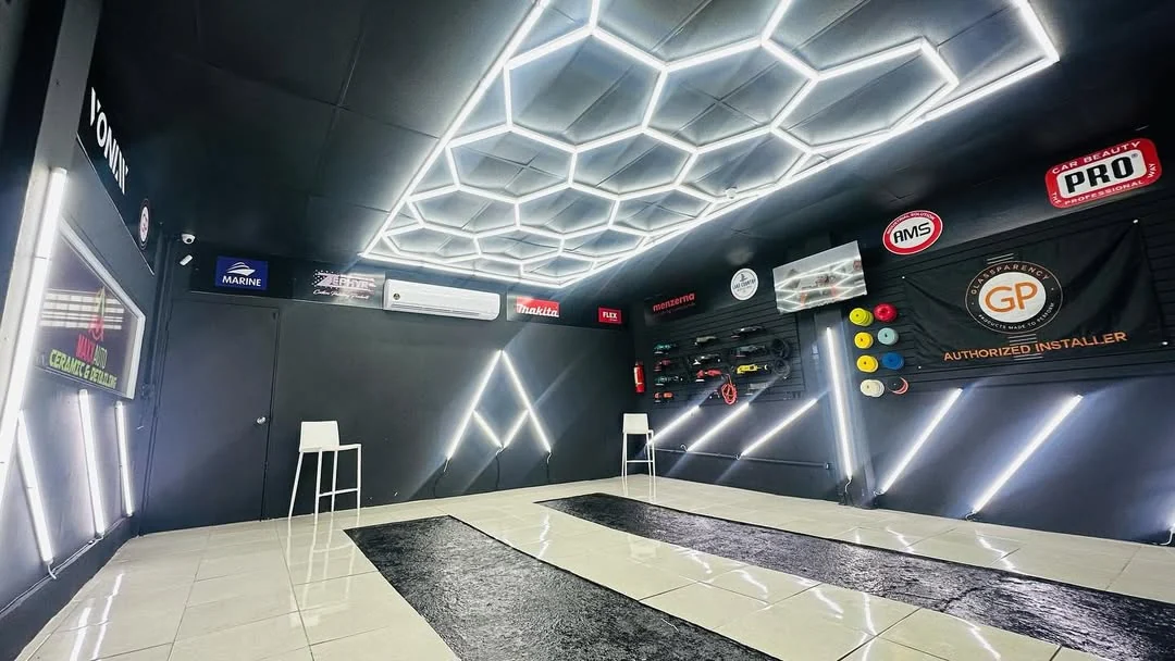 Bay Maxx Auto Caguas con techo LED hexagonal