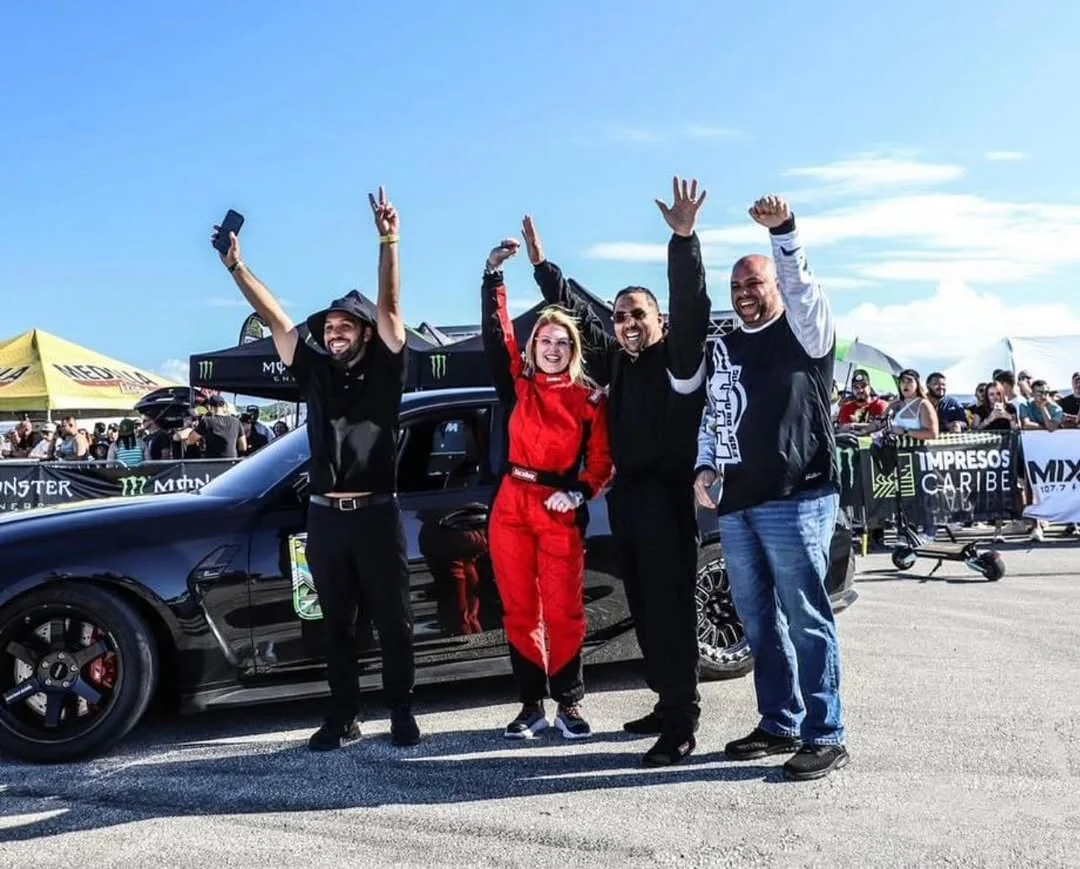 Familia Maxx Auto en evento motorsports con piloto