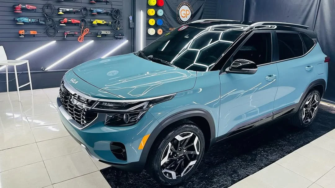Kia Seltos azul con mirror finish en bay LED