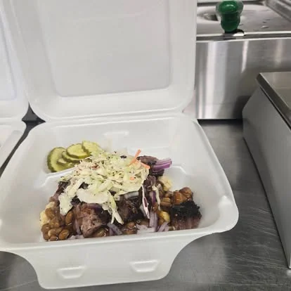 Bowl de BBQ cargado con slaw, cebolla morada y pickles
