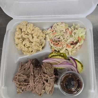 Pulled pork con mac & cheese, slaw, pickles y salsa BBQ
