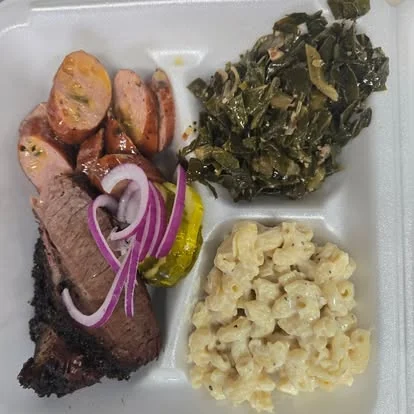 Plato de brisket con collard greens y mac & cheese