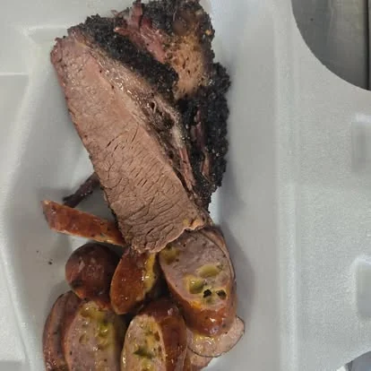 Brisket rebanado con salchicha ahumada rellena