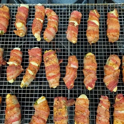 Texas Twinkies envueltos en bacon sobre la parrilla