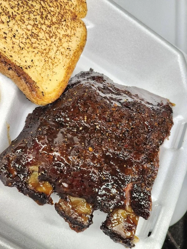Costillas St. Louis glaseadas con tostada texana