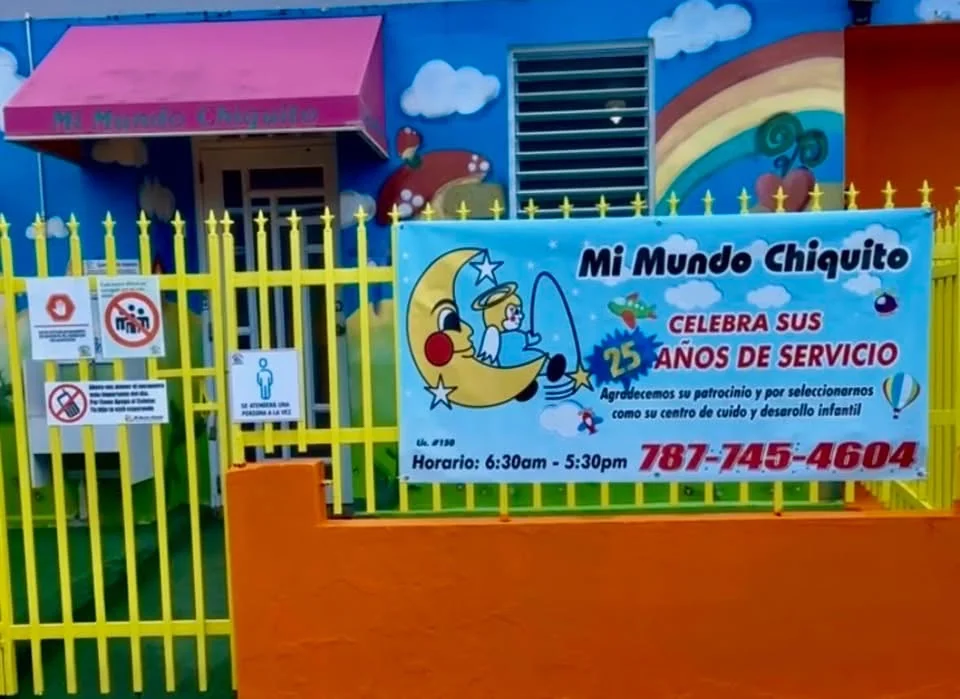 Fachada de Mi Mundo Chiquito en Caguas con verja amarilla y mural de luna y arcoíris