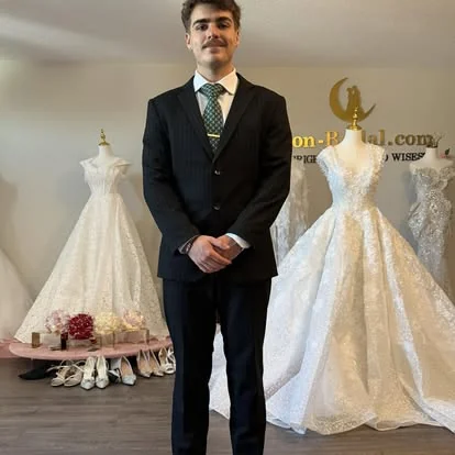 Traje negro a rayas ajustado por MoonTailor