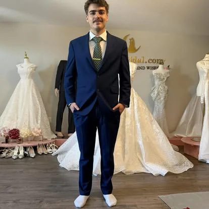 Traje azul marino entallado a la medida por MoonTailor