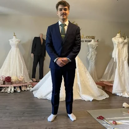Ajuste de traje formal en el taller MoonTailor