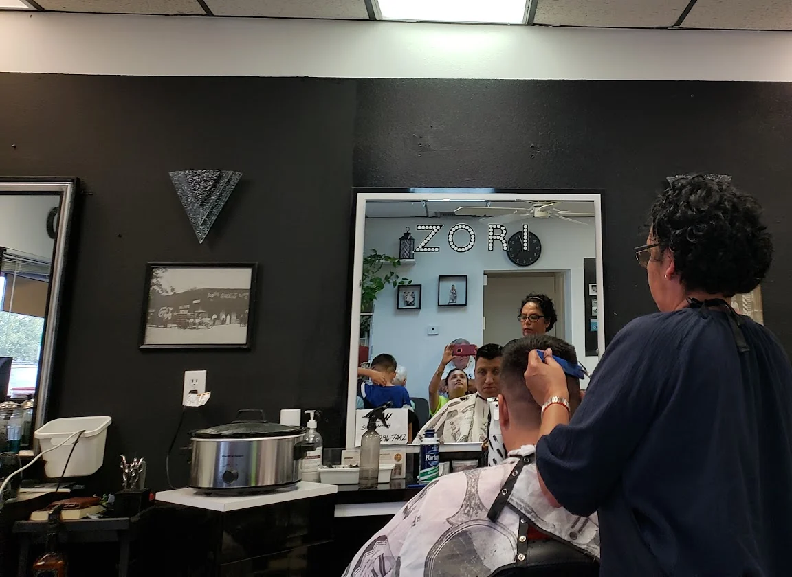 Barbero cortando en Neri's Barber Shop