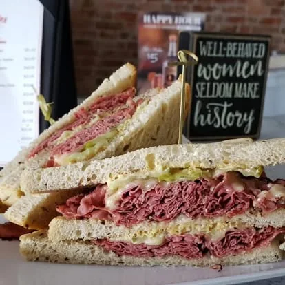 Sándwich de pastrami montado a mano sobre pan de centeno