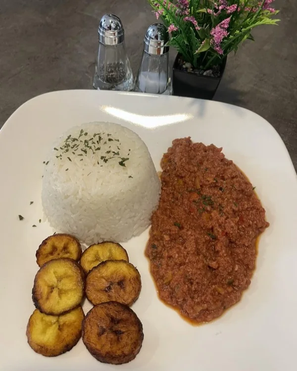 Carne frita con tostones