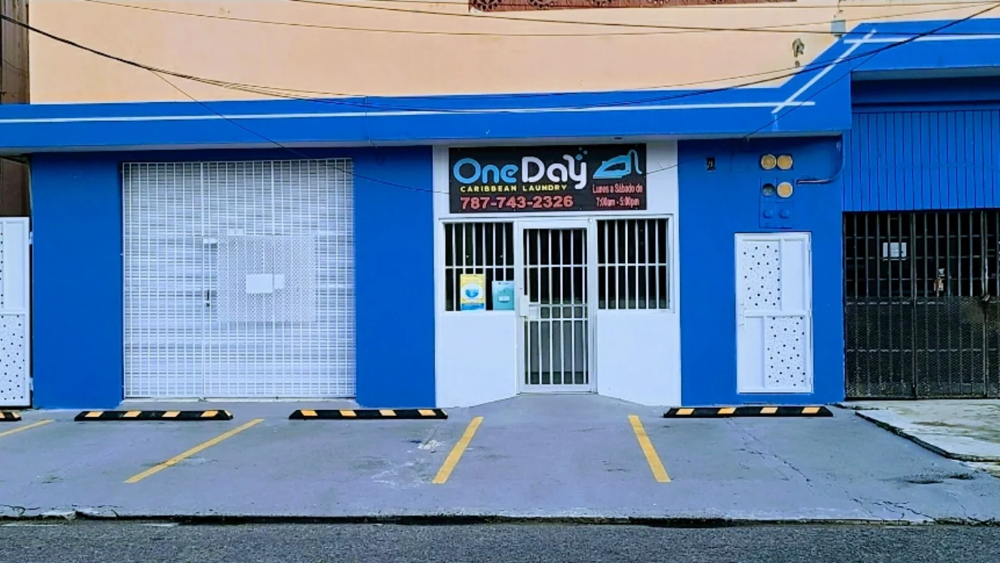 Frente del local One Day Caribbean Laundry en Caguas