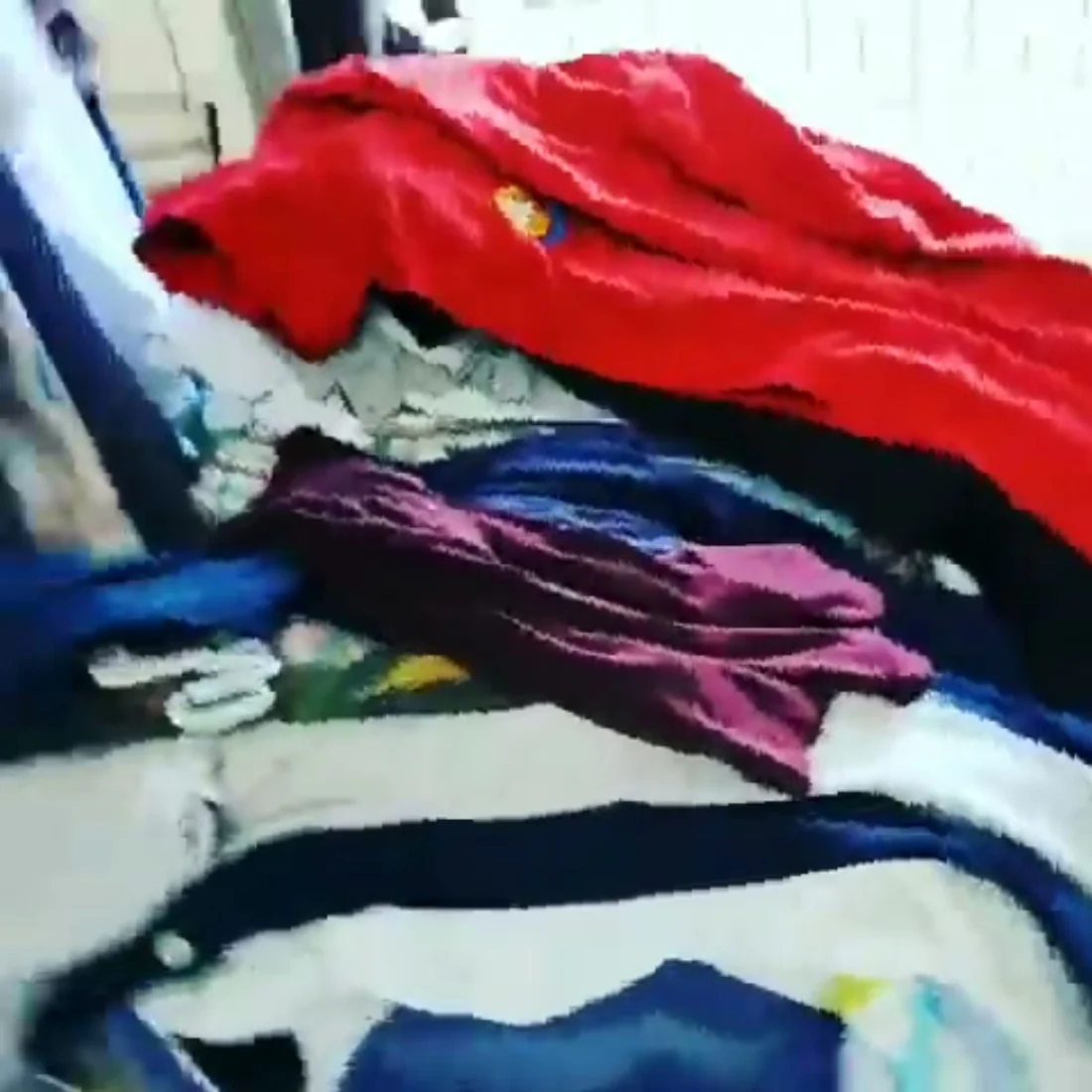 Ropa separada por color y tela antes del ciclo