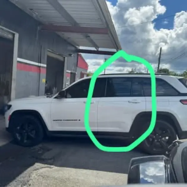 Taller Papote Auto Air con auto blanco en servicio bajo el techo amarillo