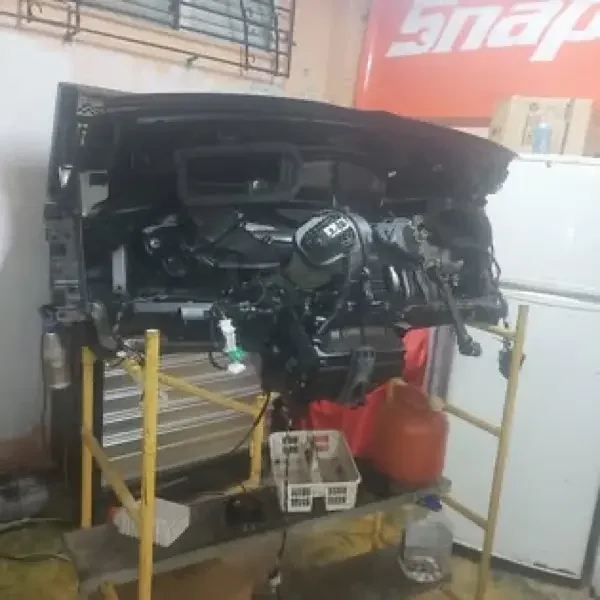 Tablero completo fuera del vehículo con el evaporador expuesto en el taller de Picu Auto Air