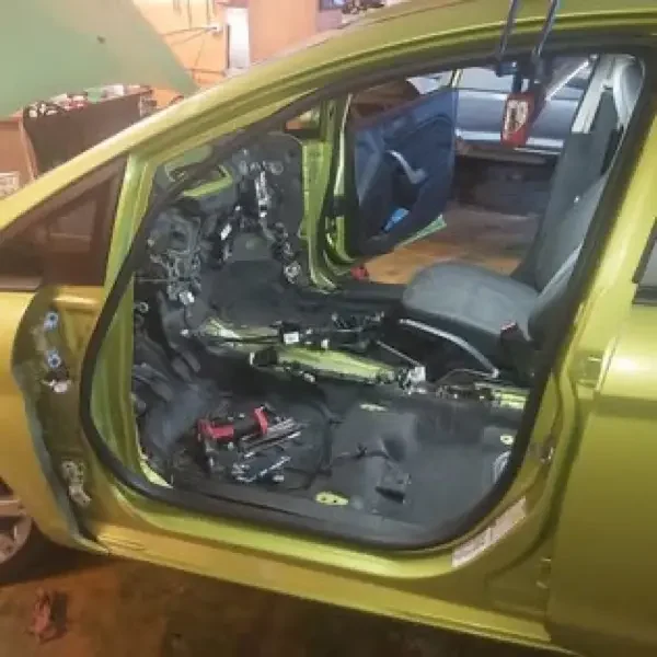 Interior del Ford Fiesta completamente desmontado para acceder al sistema de aire