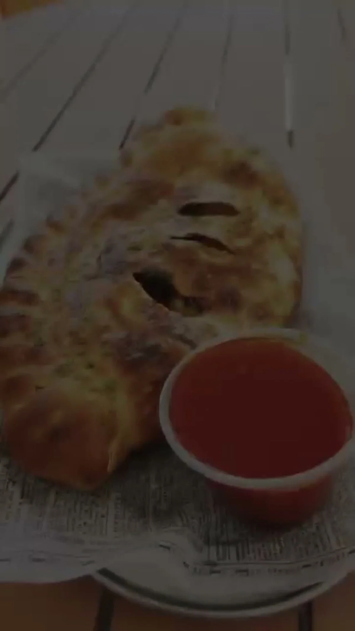 Calzone dorado con salsa marinara
