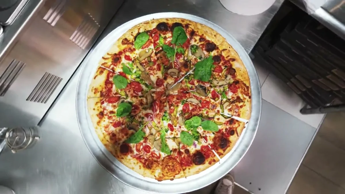 Pizza NY-style recién salida del horno