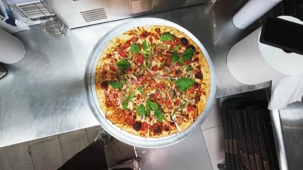 Pizza artesanal en la cocina de Pizzella