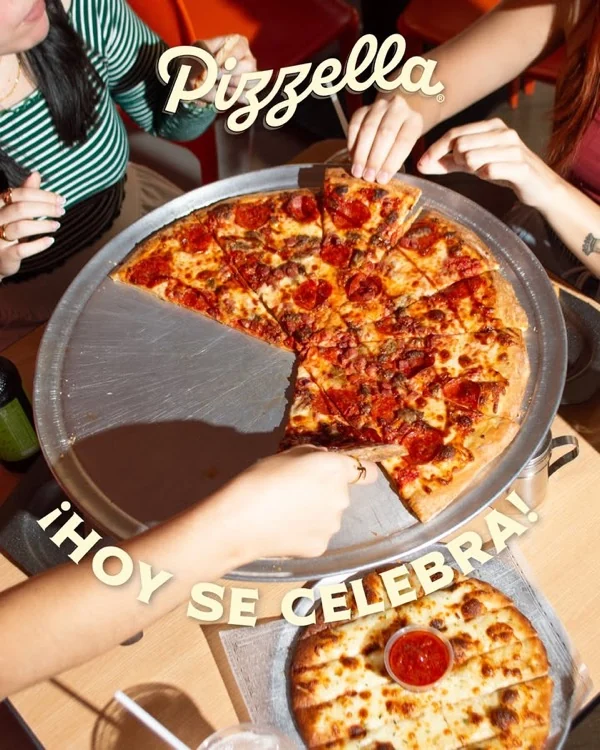 Amigos compartiendo pizza en Pizzella