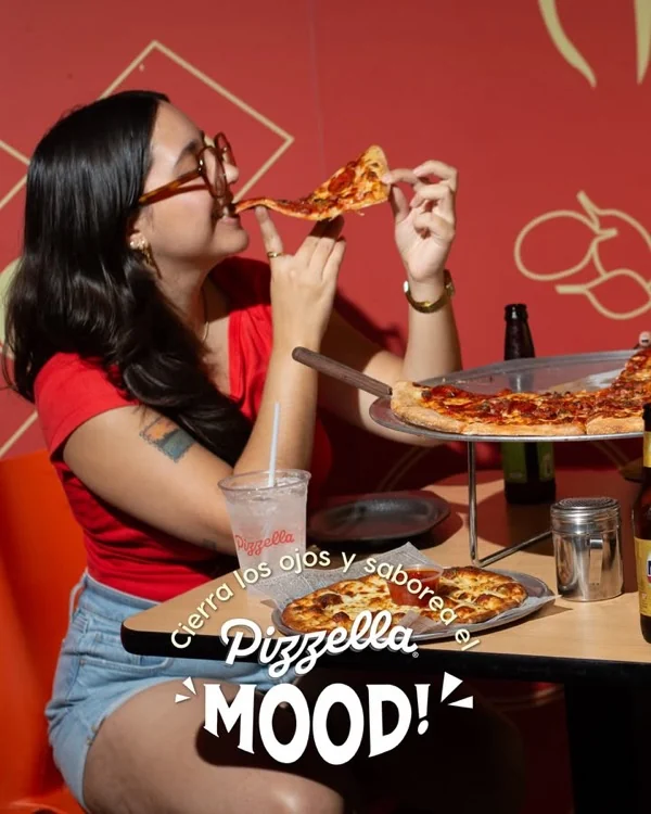 Cliente disfrutando pizza en el local
