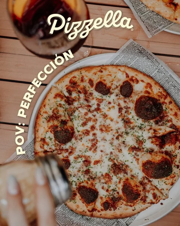 Pizza de pepperoni vista desde arriba