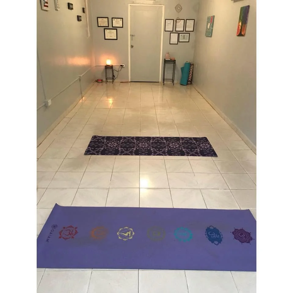 Salón de yoga con esterillas de chakras y altar — Réveil Holistic Humacao