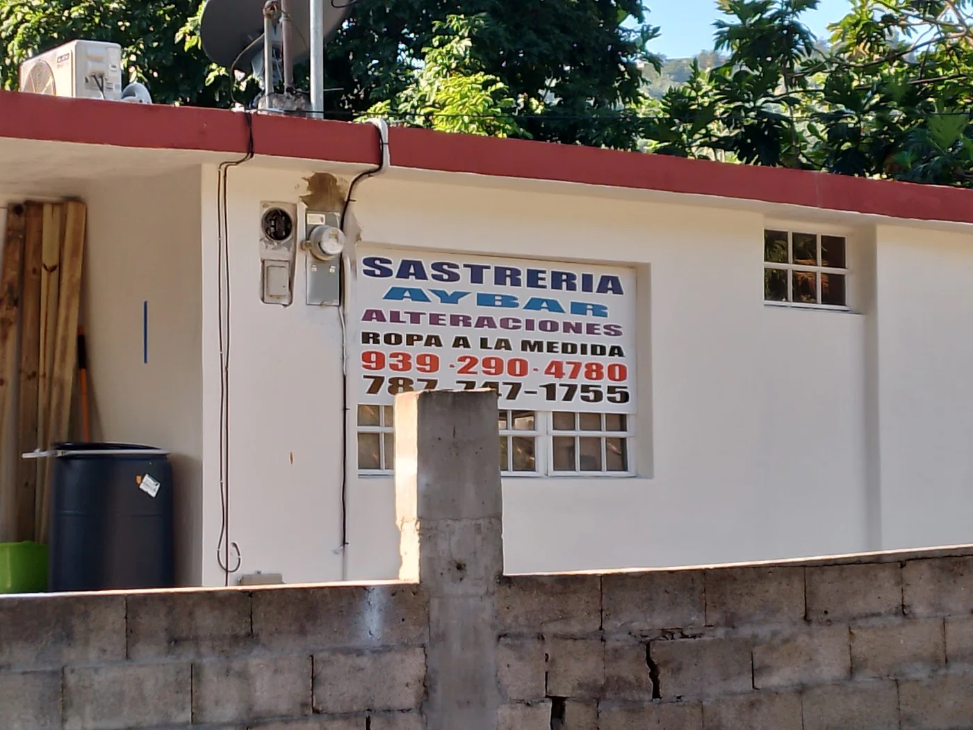 Fachada de Sastrería Aybar en Caguas, Puerto Rico — rótulo Sastrería Aybar Alteraciones Ropa a la Medida