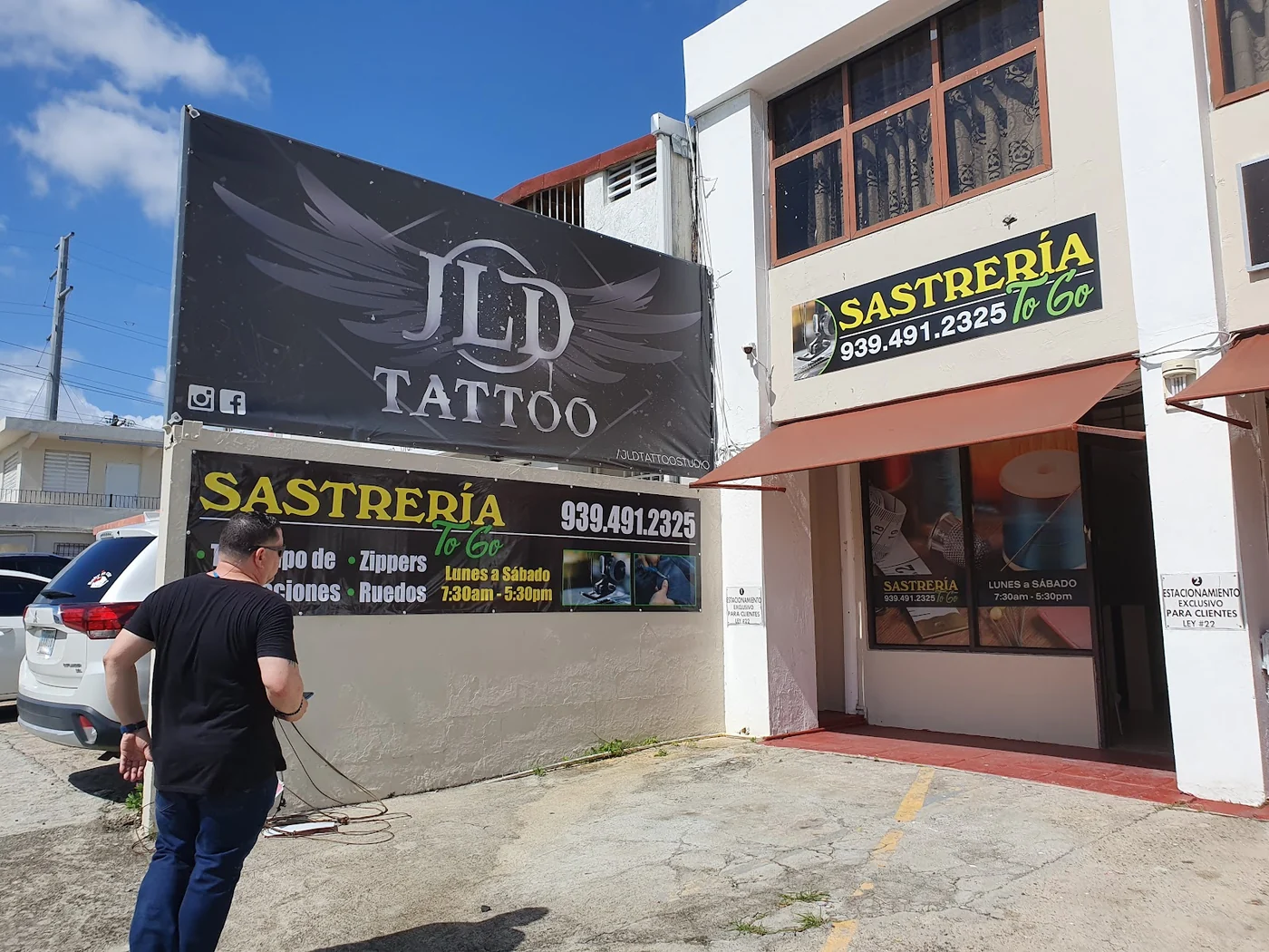 Local de Sastrería To Go en Av. Degetau, Caguas. Fachada amarilla con el rótulo y horarios visibles.