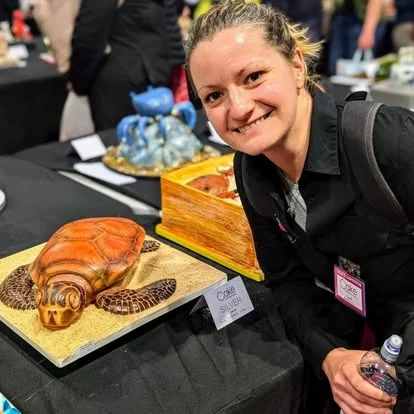 Pastel esculpido en forma de tortuga marina, premiado en Cake International