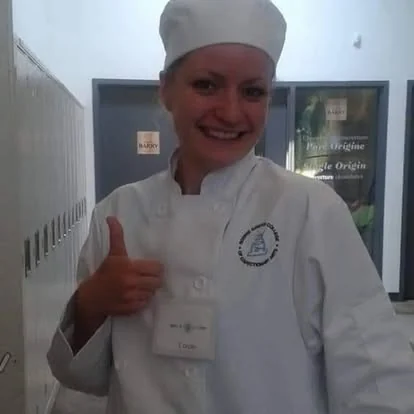Chef de Sweet Délices con uniforme profesional de pastelería