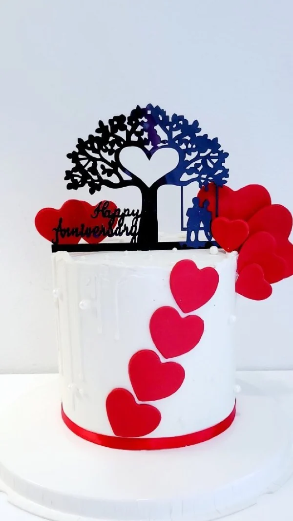 Cake de aniversario blanco con corazones rojos y topper Happy Anniversary