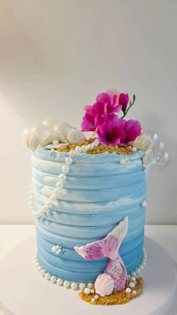 Cake sirena azul con perlas, conchas y flores fucsia