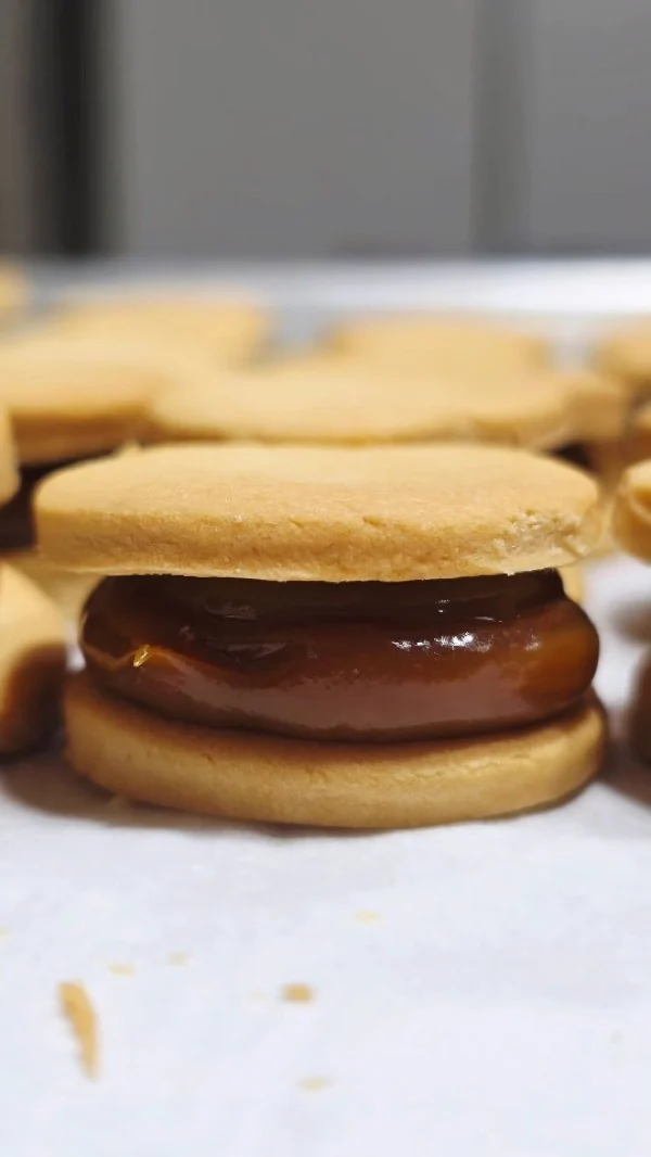 Cookies rellenas de dulce de leche en primer plano