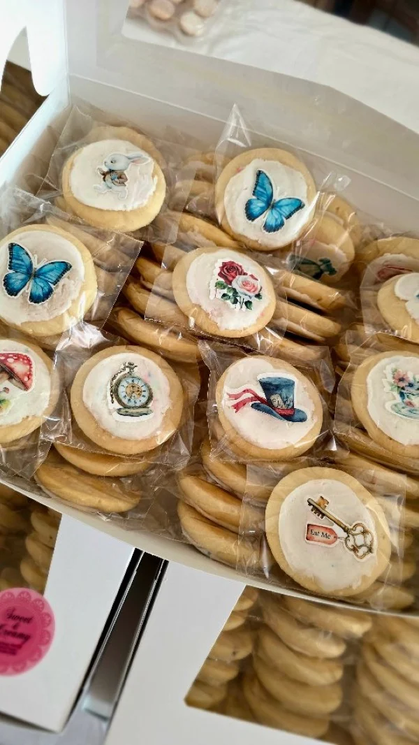 Cookies decoradas con mariposas, relojes y motivos de cuento, empacadas individualmente