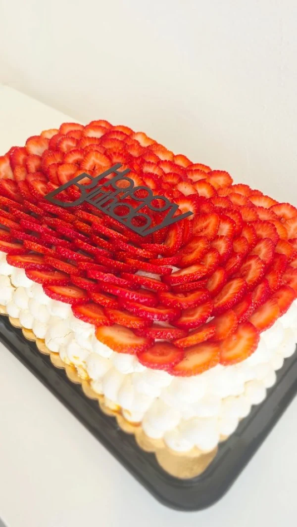 Cake cubierto de fresas frescas en abanico con topper Happy Birthday
