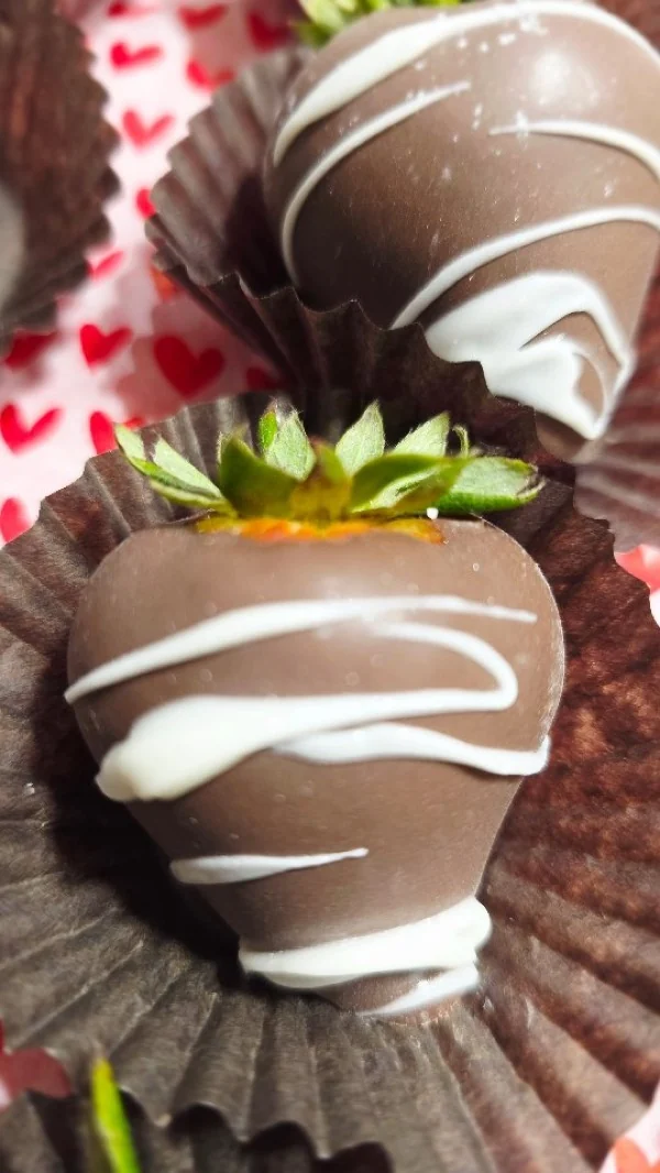 Fresas cubiertas de chocolate con hilos de chocolate blanco