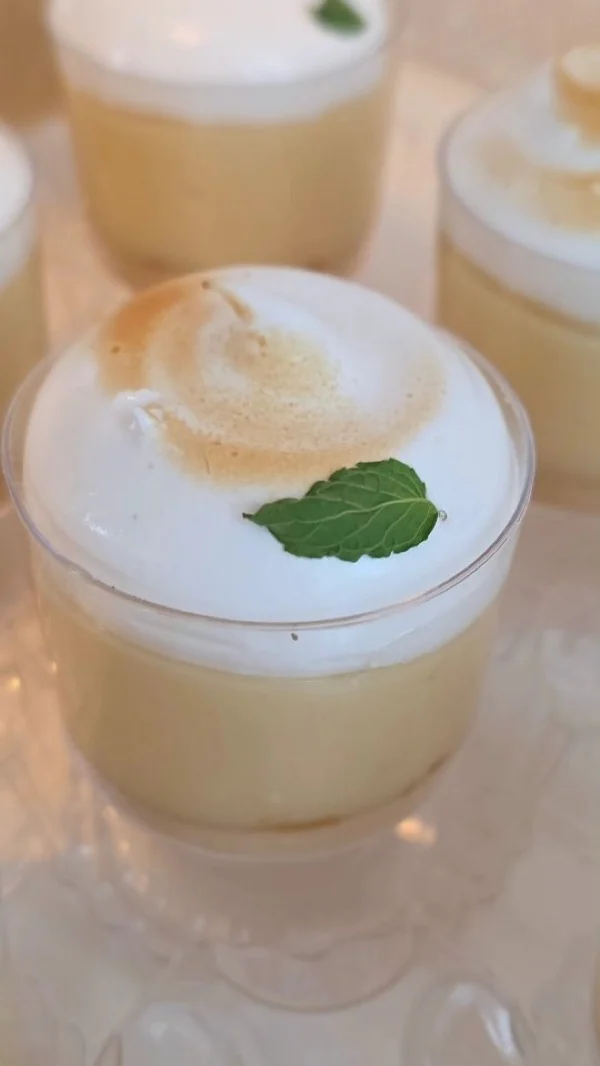 Shots de limón con merengue flameado y hoja de menta