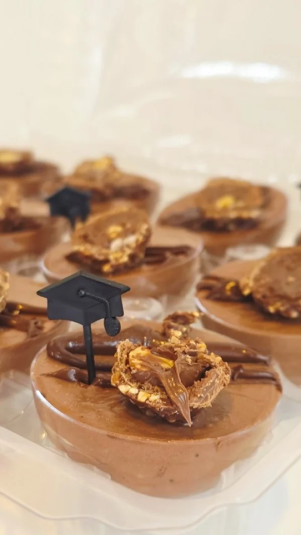 Mousses de chocolate con birretes de graduación