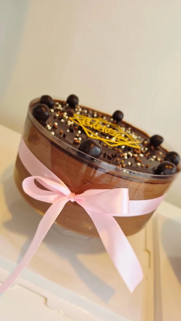 Trifle de chocolate decorado con lazo rosa