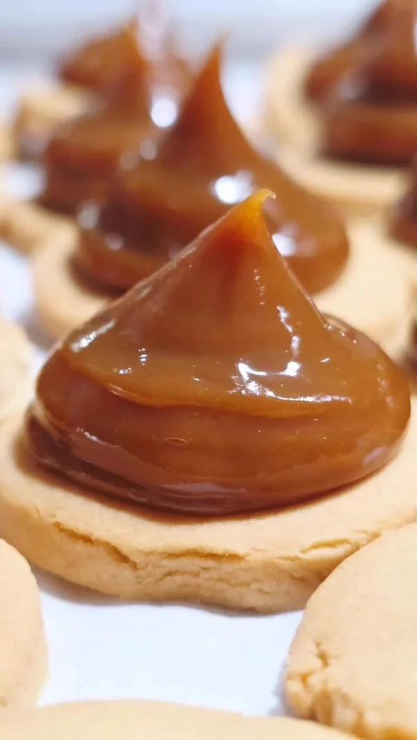 Macro de dulce de leche servido a mano sobre cookie artesanal