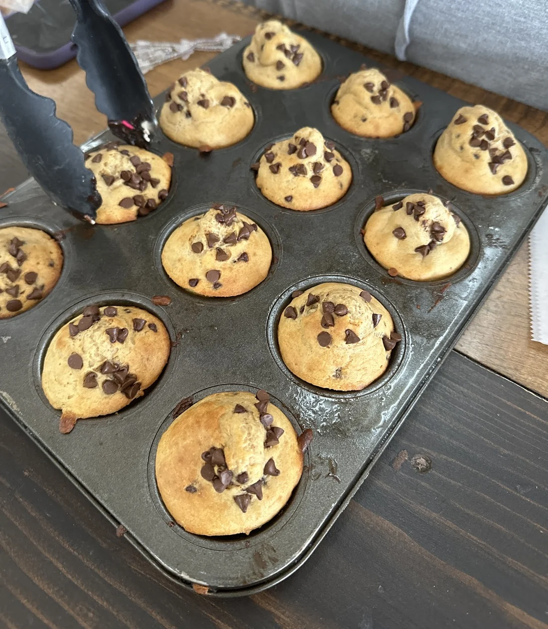 Bandeja de mini muffins de protein recién horneados con chispas de chocolate