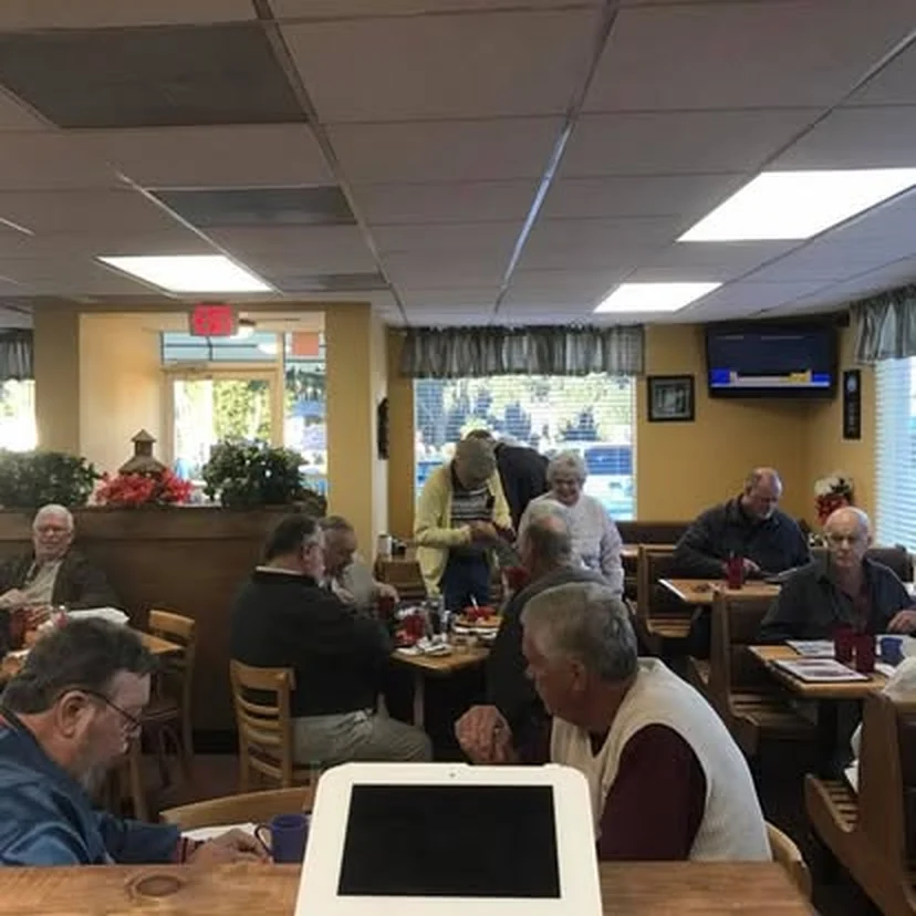 Servicio en las mesas del comedor de Kountry Kitchen en Ruskin