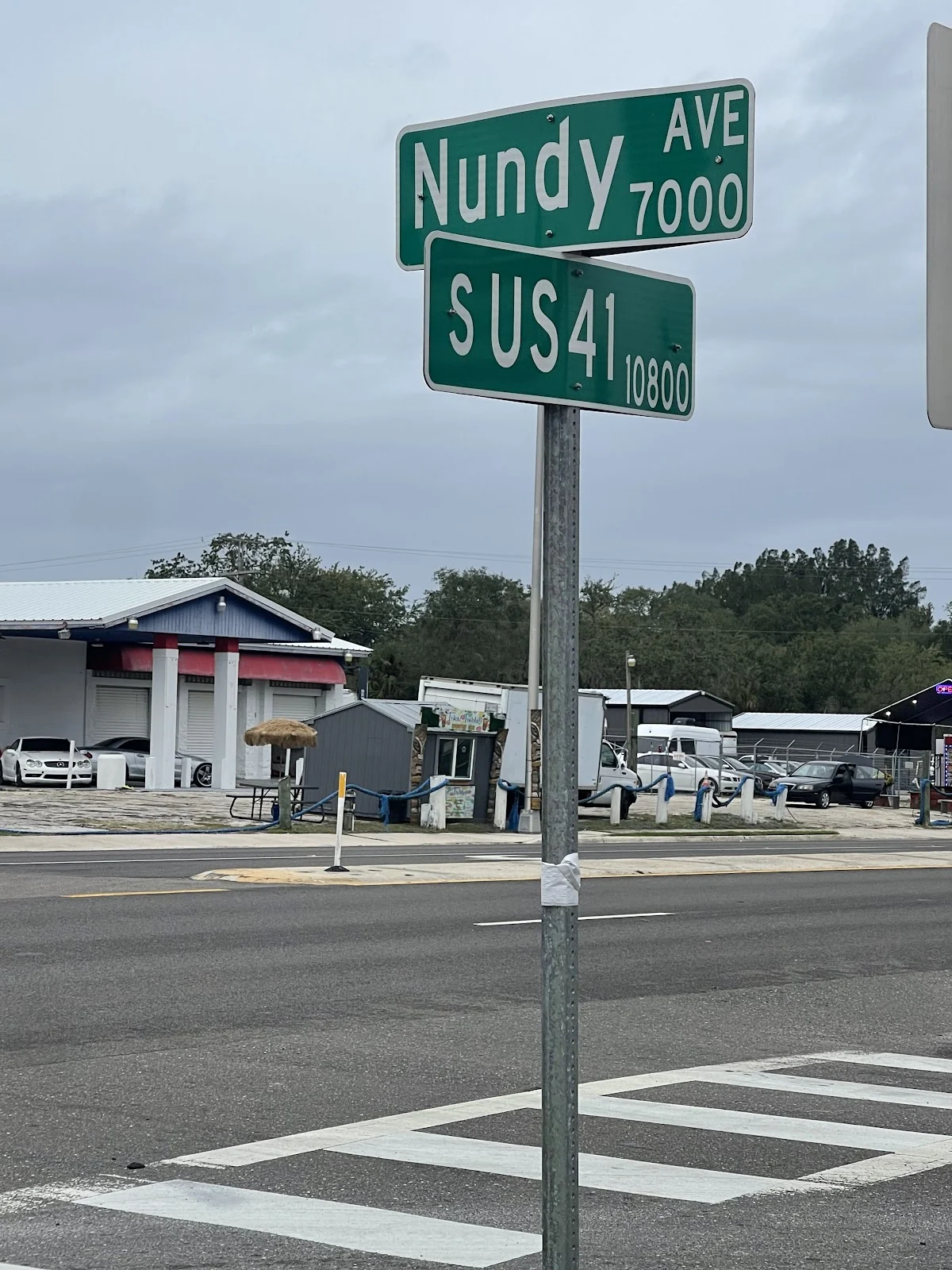 Esquina de US Highway 41 South y Nundy Avenue en Gibsonton con la parada de Tiki Turbo, techo de paja y mesa de picnic