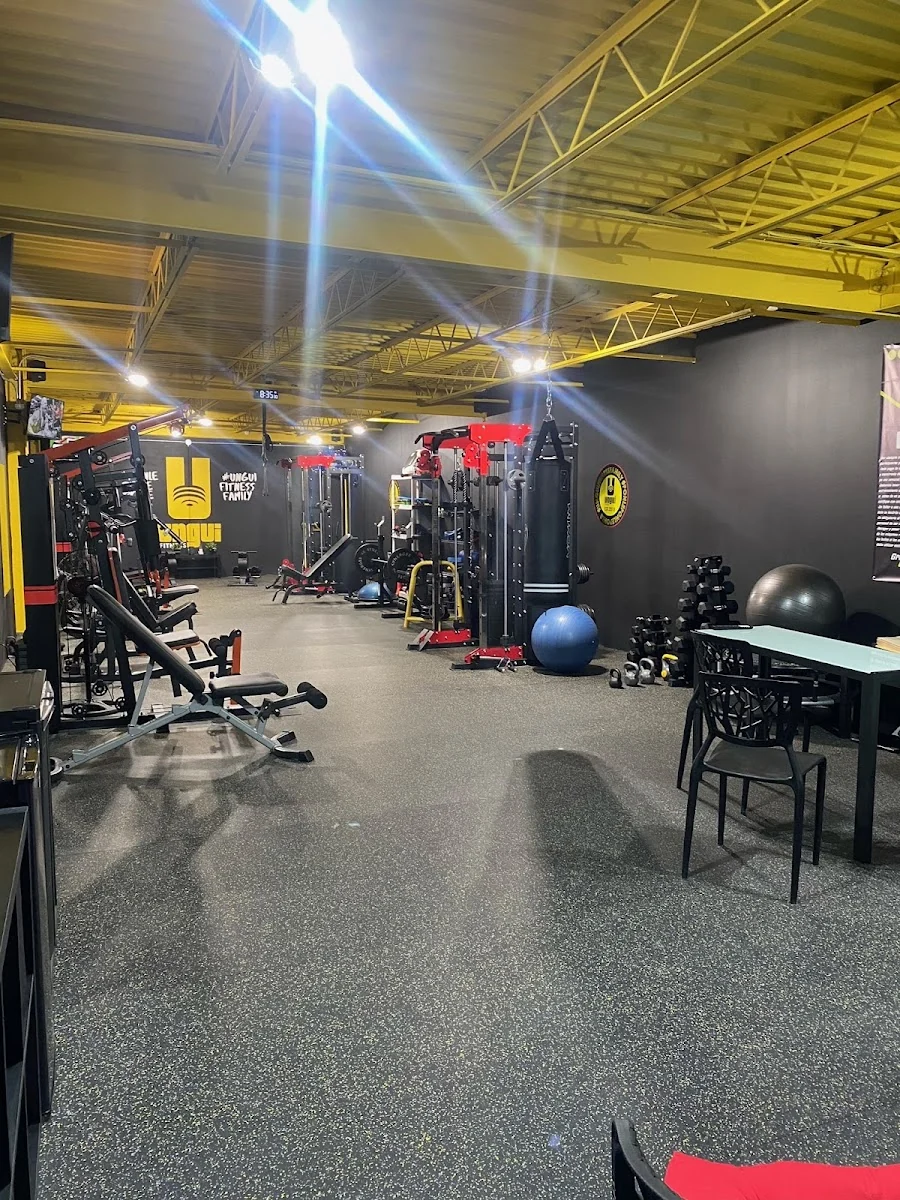 Interior de Ungui Fitness — Caguas