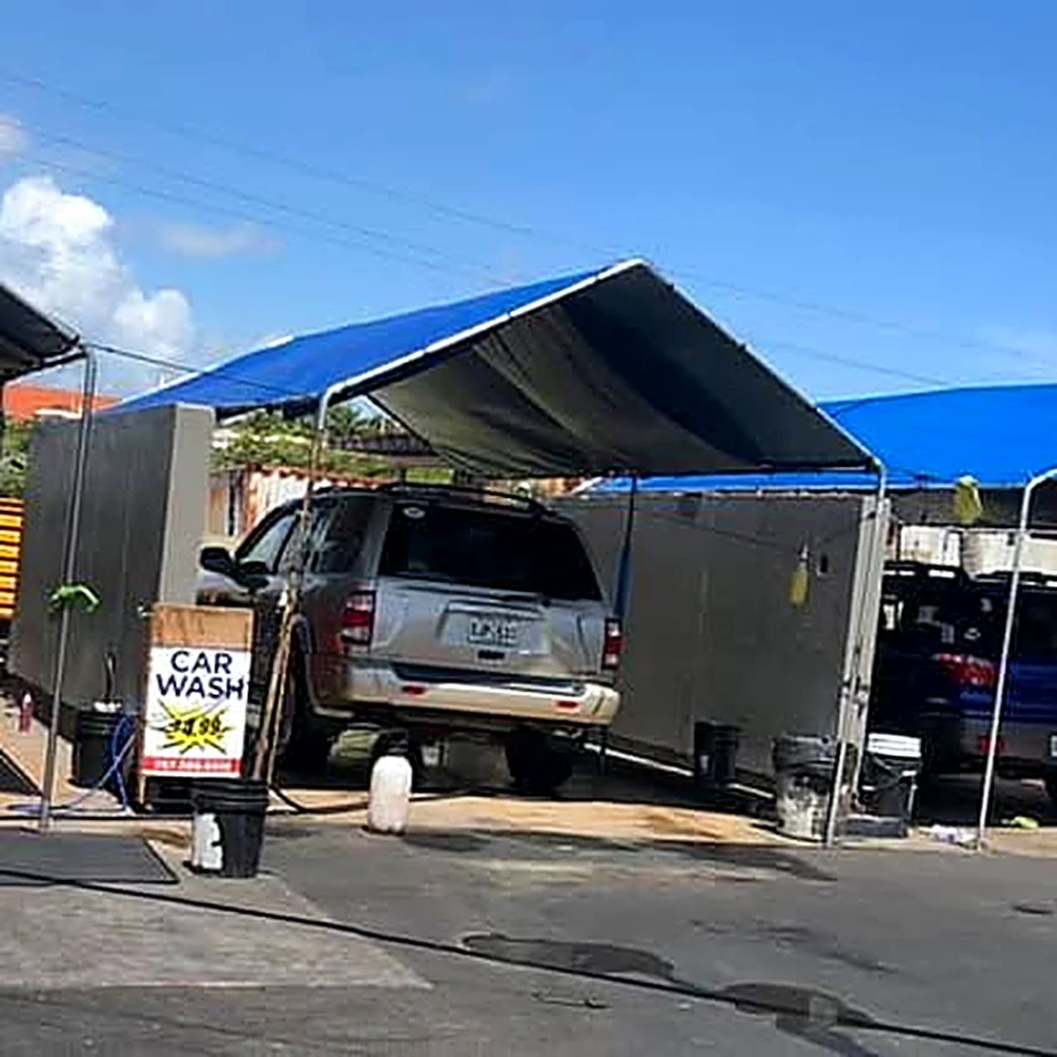 SUV en la bahía de lavado bajo carpa
