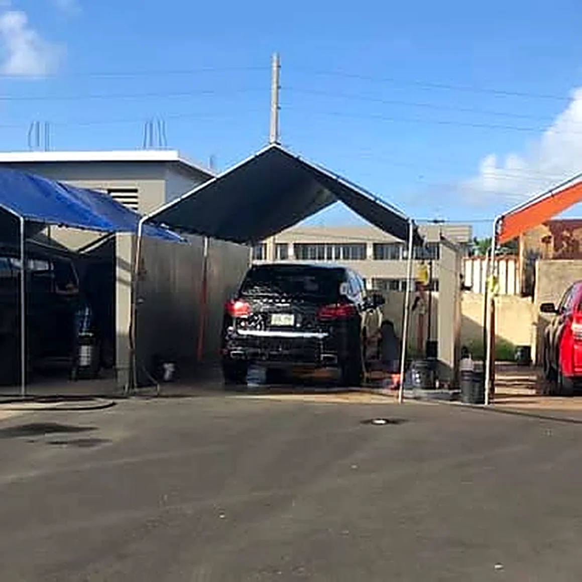 Carro recibiendo lavado a mano en Xtreme