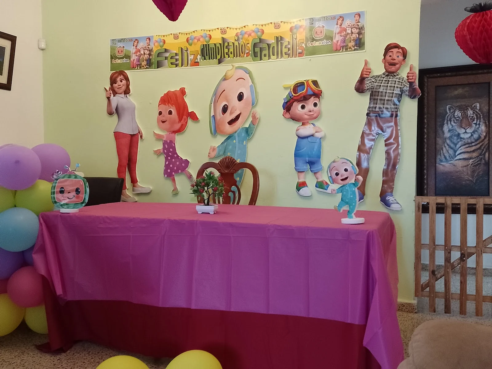 Montaje real de cumpleaños con arco de globos pastel, fondo temático y mesa principal por Zuly's Party Shop en Toa Alta