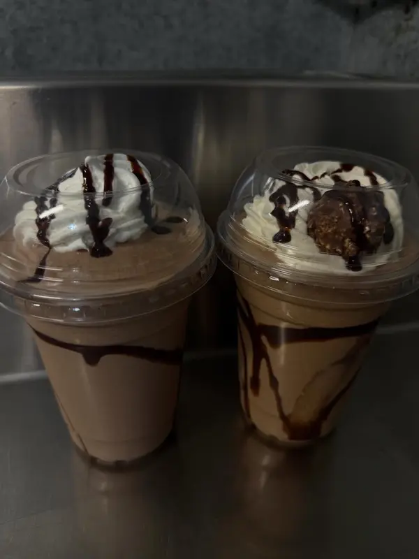 Publicación de FrappeManiac en Instagram: frappé de caramelo y chocolate